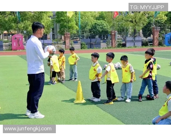 小孩与足球明星的奇妙互动教会了我们舞蹈与运动的完美结合